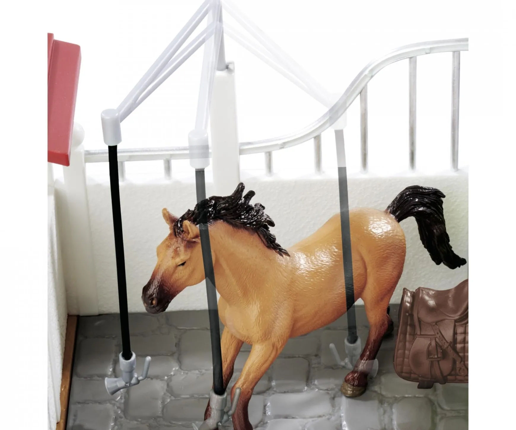 Pferdebox und Waschplatz mit Pferd